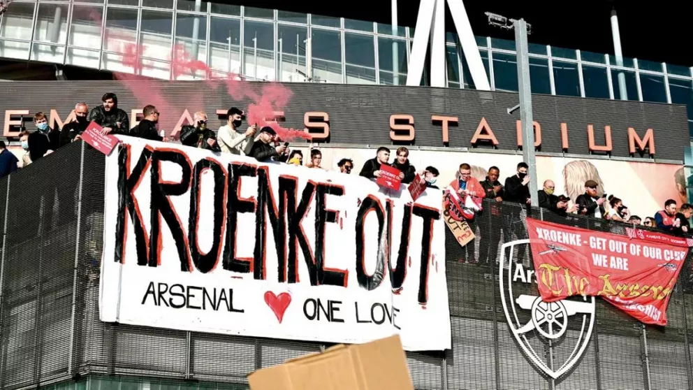 Los hinchas de Arsenal protestaron contra la Superliga europea