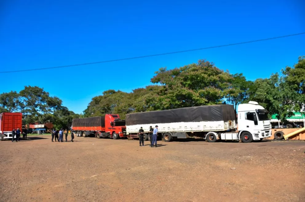 Interceptan otros dos camiones con carga ilegal de soja 