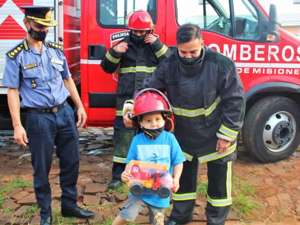 Sueña con ser bombero y en su cumpleaños fue sorprendido por sus héroes