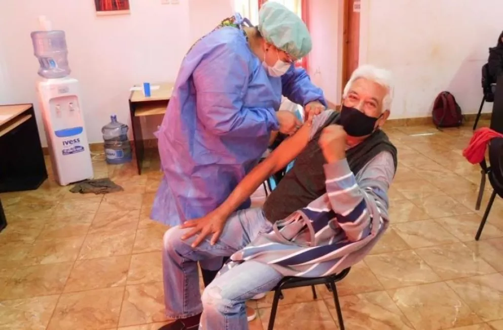 Vacunan contra el Covid-19 a mayores de 50 y 60 años en Puerto Libertad