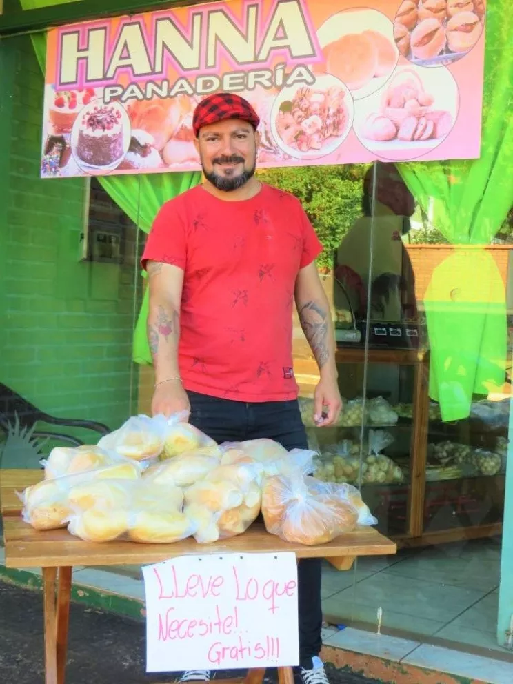 Noble gesto solidario de un panadero: bolsitas con pan gratis para familias humildes