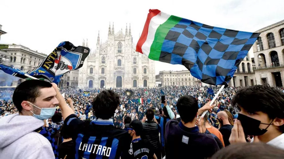 Fiesta en Milán por la consagración de Inter