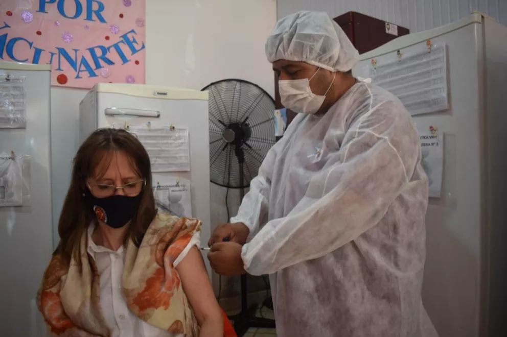 Comenzó la vacunación con la segunda dosis a docentes de Jardín América