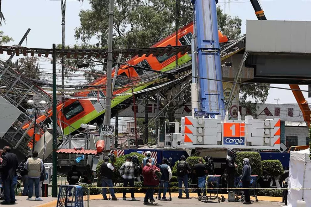 Un tren cayó  tras el colapso de un puente y hay 24 muertos
