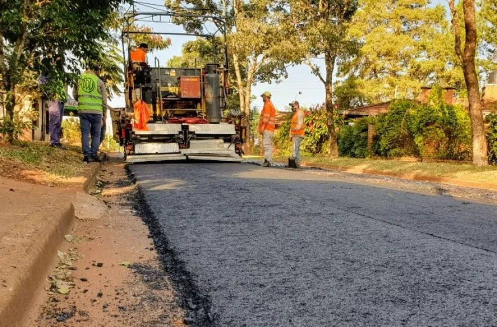Se inició la obra de 10 cuadras de asfaltado sobre empedrado frente al Hospital de Área de Montecarlo
