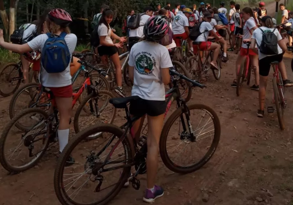 Más de 50 estudiantes participaron de la Bicicleteada Aniversario de Montecarlo