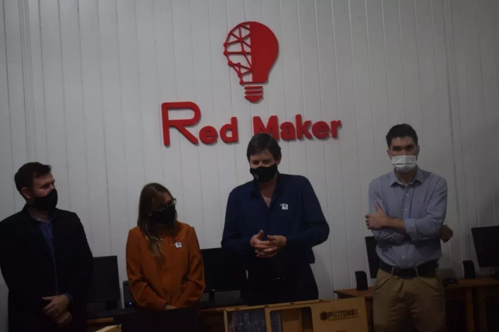 Jardín América inauguró su espacio maker de robótica y el proyecto de energía renovable
