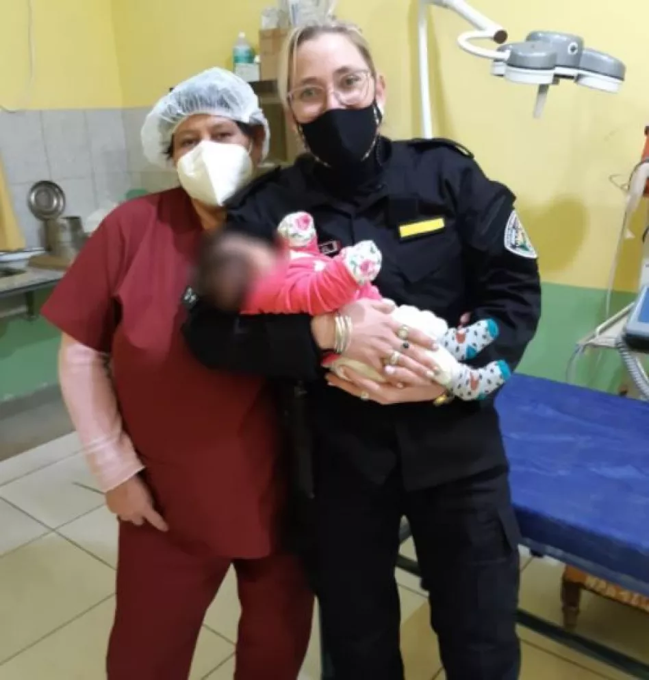 Mujer policía reanimó a una beba que se ahogó con leche en Apóstoles
