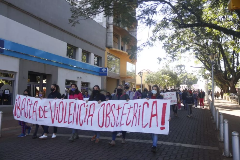 Masiva marcha contra la violencia obstétrica denunciada en el hospital de Oberá