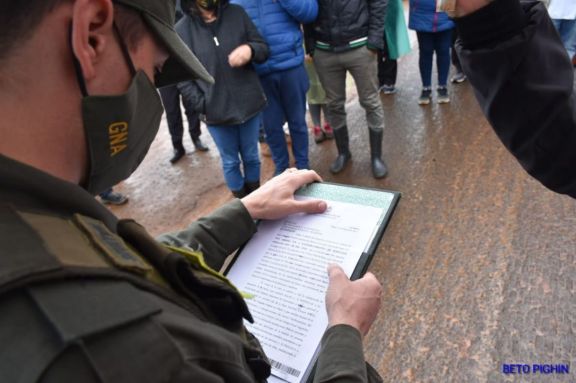 Juez ordena liberar la ruta pero los docentes autoconvocados mantienen el corte