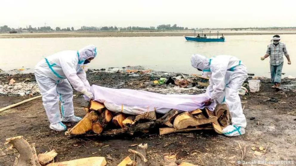 India: aparecieron cadáveres flotando a orillas del río Ganges