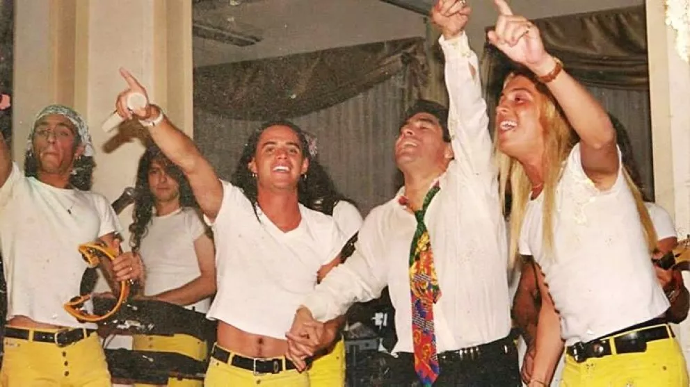 Roberto Edgar subasta la corbata que le regaló Maradona en un show privado de Volcán