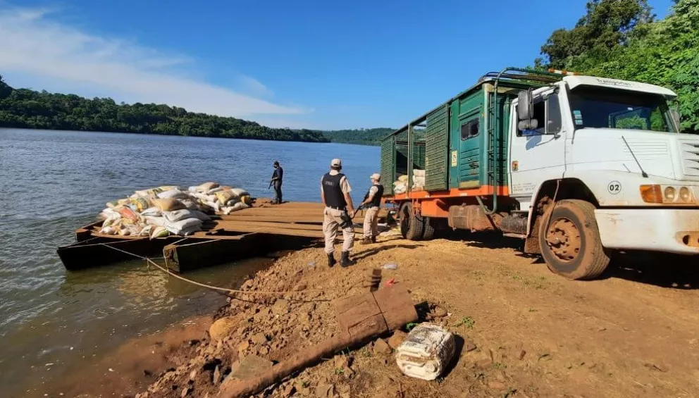 En El Soberbio, uno de los intentos para pasar en precaria embarcación el cargamento de droga a Brasil.