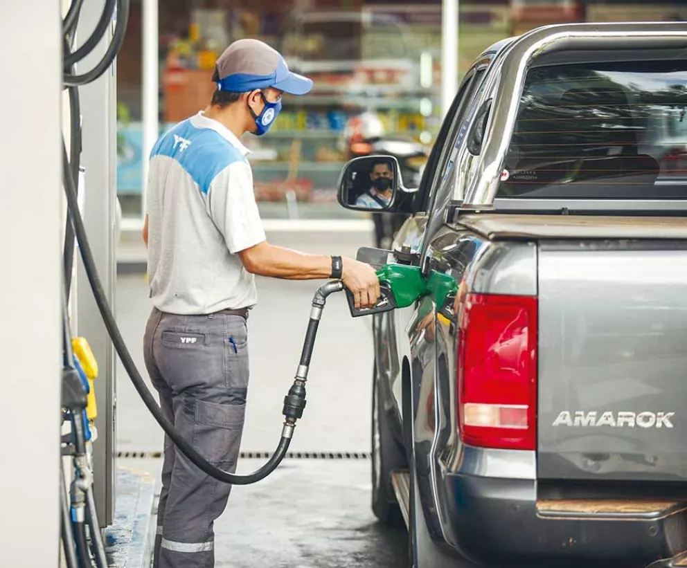 Combustibles volverán a subir un 6 por ciento desde mañana