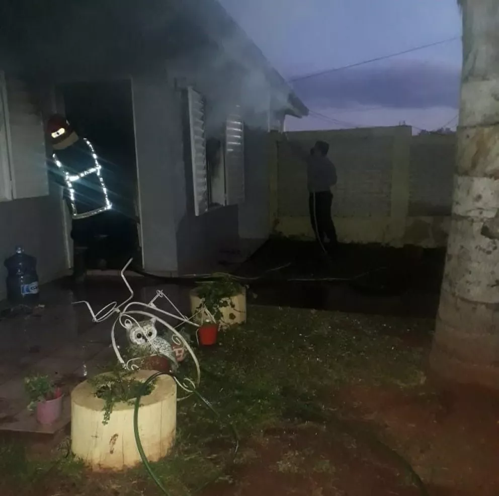 Incendio: rescatan a mujer que quedó atrapada entre las llamas 