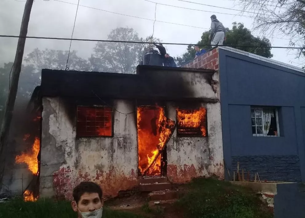 Se prendió fuego una casa y salvaron a las personas que estaban atrapadas