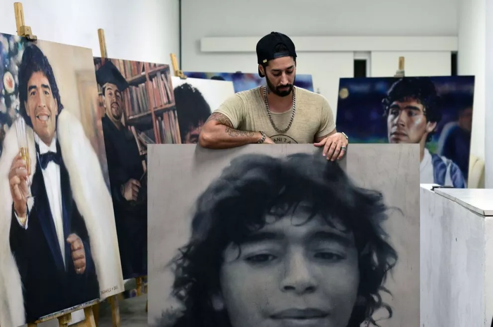 Medio año sin Diego: la "mano de Dios" del artista que lo eterniza en las paredes porteñas