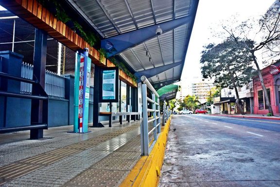 El paro de colectivos fue total en su primer da y sigue hasta medianoche