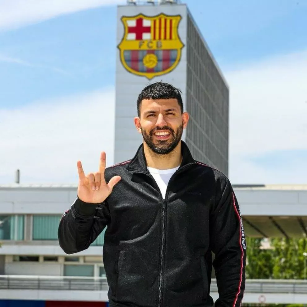El Kun Agüero firma como jugador del Barcelona