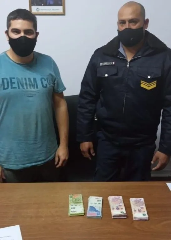 Encontró casi 50 mil pesos en un Banco y fue a la Policía Encontró casi 50 mil pesos en un Banco y fue a la Policía