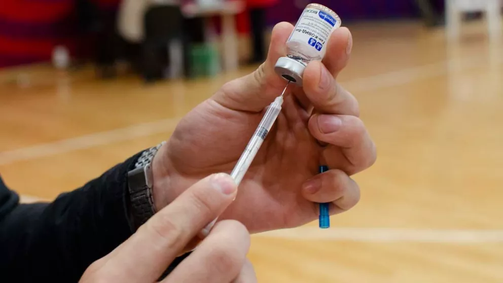Covid-19: detectan neumonías más leves en adultos mayores vacunados