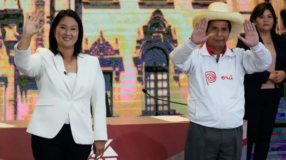 Perú y México definen su futuro en un clima de tensión y violencia