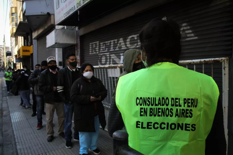 Con normalidad, los peruanos eligen presidente en segunda vuelta