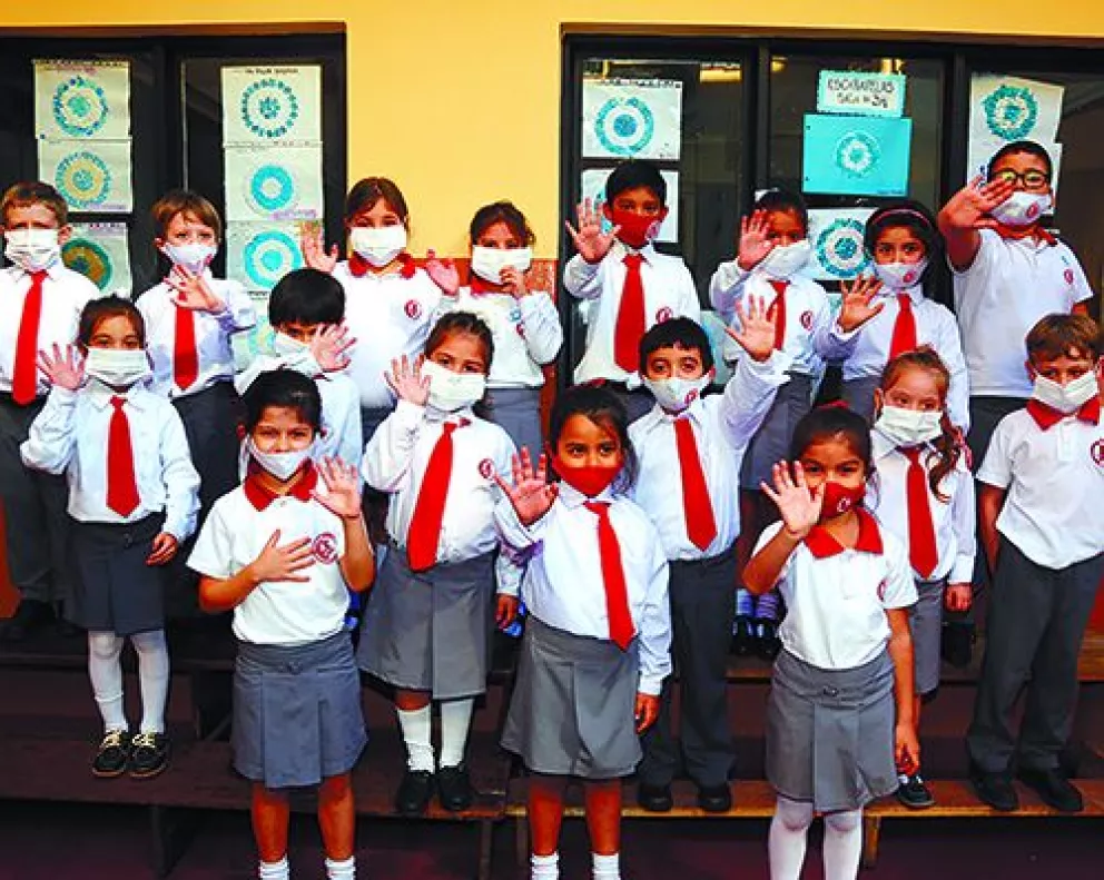 Los niños celebraron el aniversario ayudando a otra escuela. Foto: Natalia Guerrero 