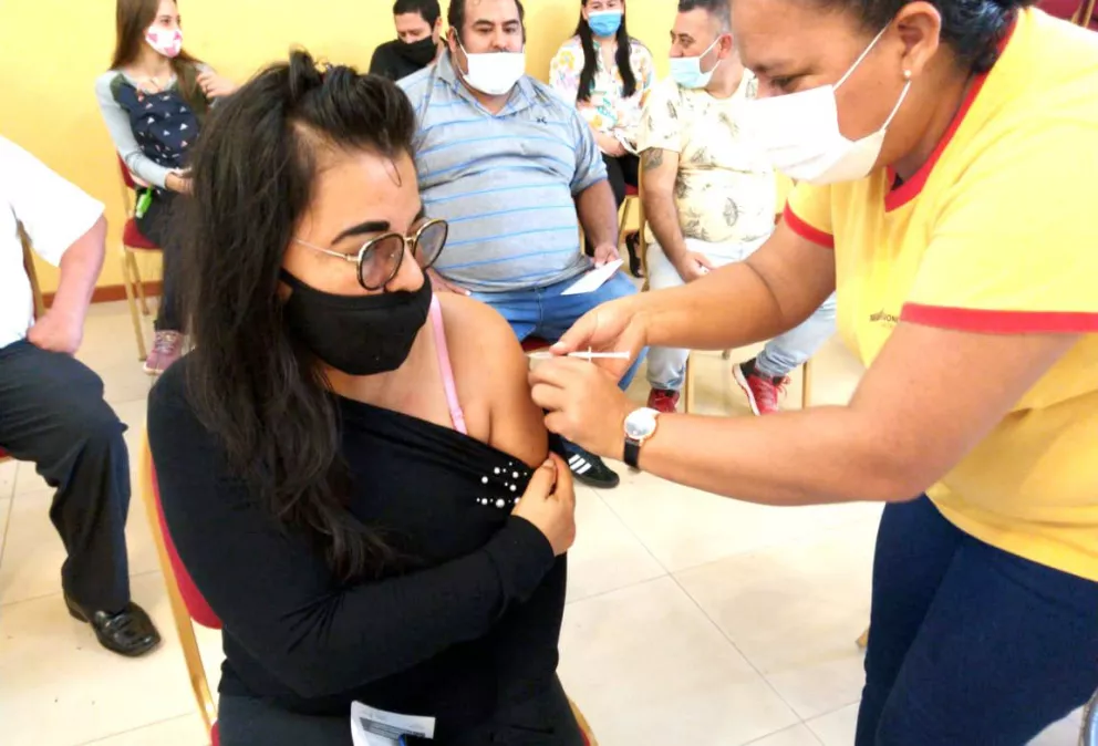 Más de mil trabajadores del turismo recibieron hoy la primera dosis de la vacuna en Iguazú