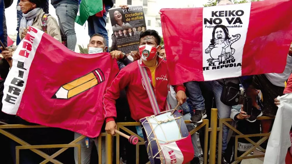 Perú: Castillo sigue primero y Fujimori insiste con el fraude