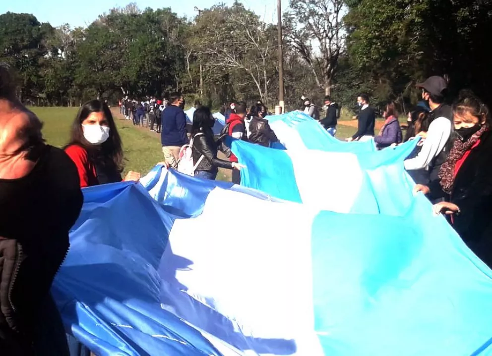 Avanza la construcción de la bandera argentina más larga de Misiones