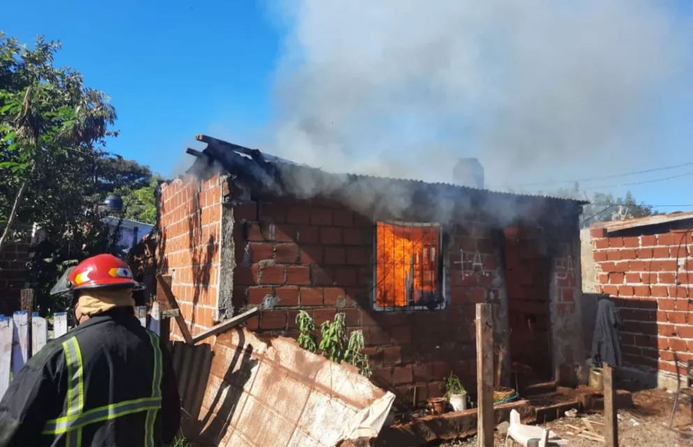 Rescatan de incendio a seis chicos que estaban encerrados en su casa