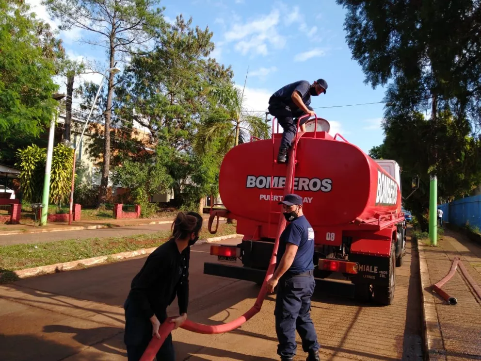 Nuevo operativo de emergencia de distribución de agua potable en los barrios de Iguazú