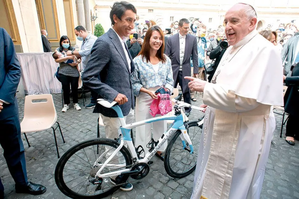 El ganador del Giro de Italia  le regaló su bicicleta al Papa 