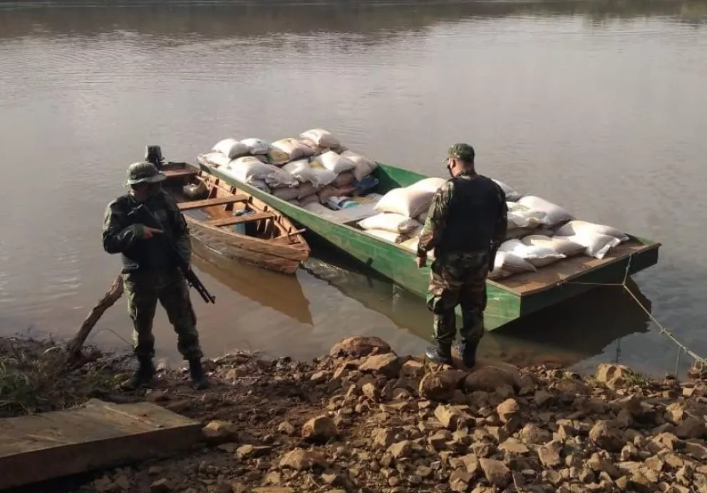 El Soberbio: incautan 11 toneladas de soja que eran transportadas ilegalmente en embarcaciones