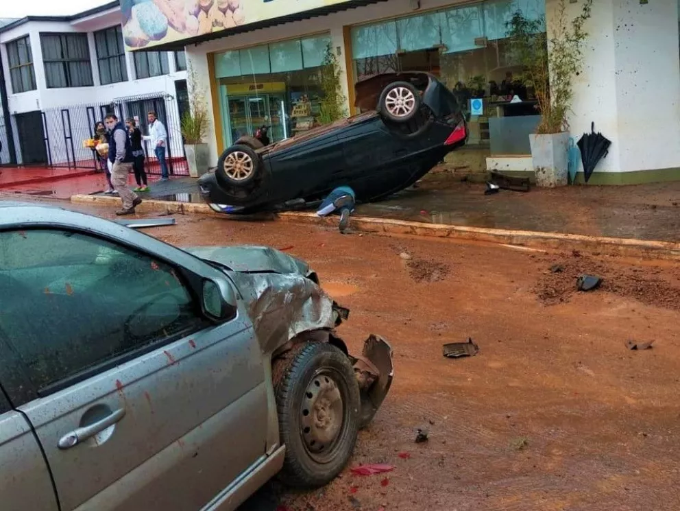 Derrapó, chocó a otro coche y terminó volcado casi adentro de una panadería en Garupá