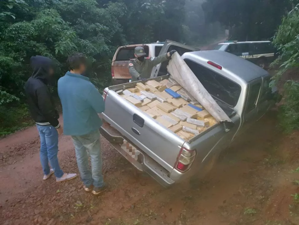 Narcos abandonan camioneta repleta de panes de marihuana
