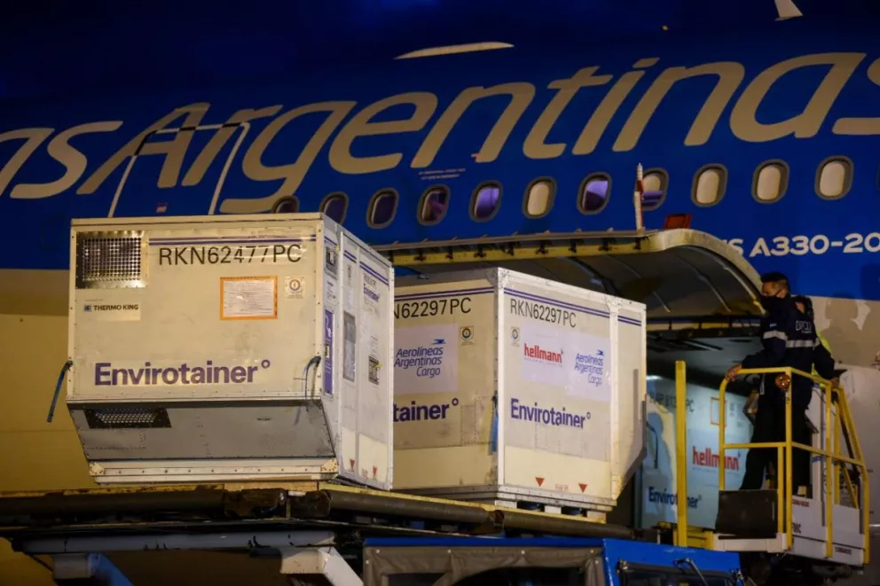 Llegó vuelo de Aerolíneas con vacunas chinas y Argentina supera los 23 millones de dosis recibidas