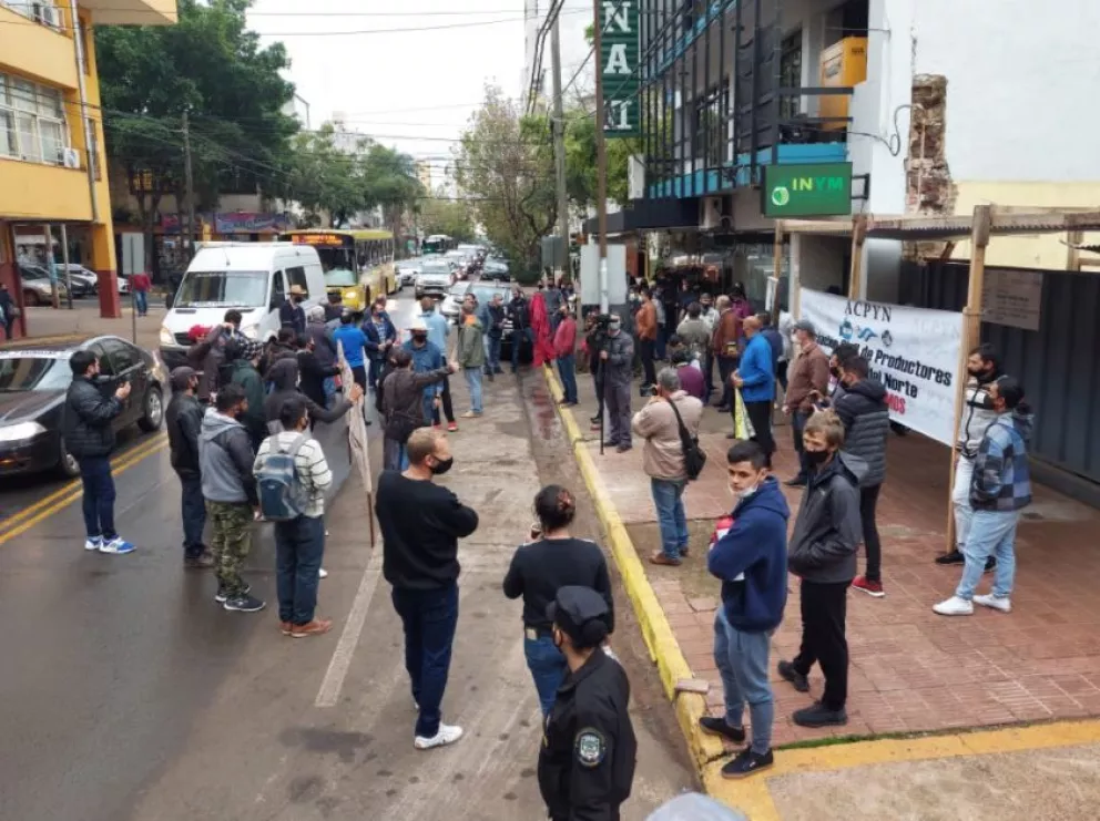 Tránsito reducido por manifestación de productores yerbateros frente al Inym en Posadas