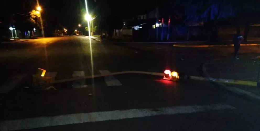 Se desplomó un semáforo en una esquina de Posadas