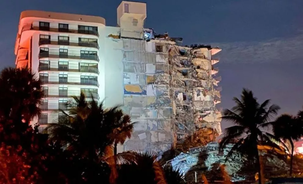 Se derrumbó un edificio de doce pisos en Miami y hay al menos un muerto