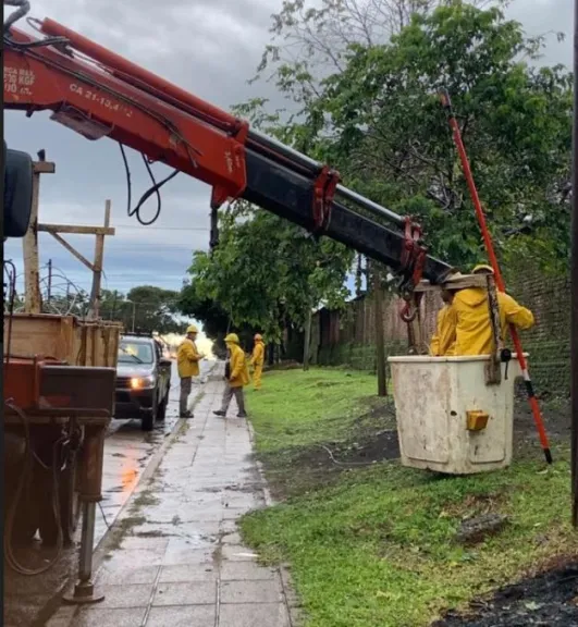 Al menos 25 municipios permanecen sin luz en toda la zona Centro