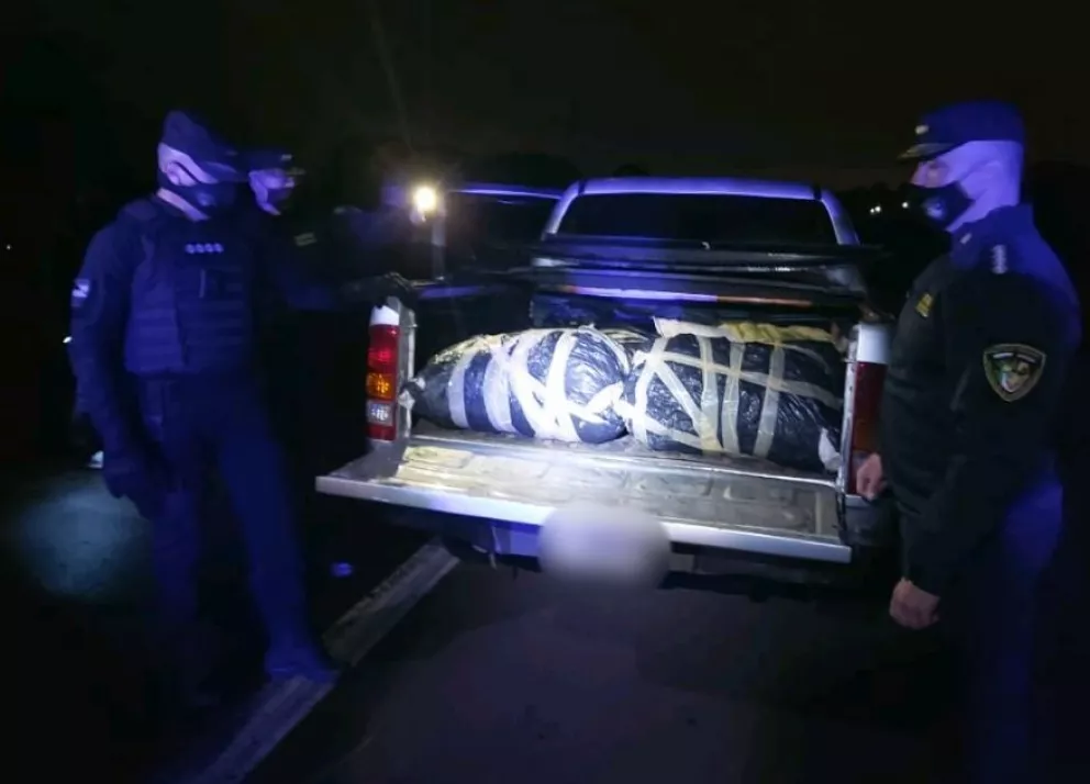 Candelaria: tras persecución, secuestran camioneta que se encontraba cargada con bultos de marihuana