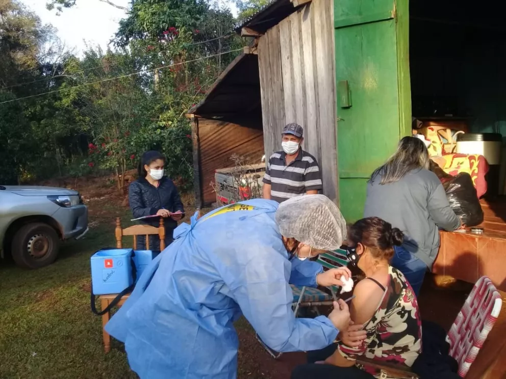 En Pozo Azul, concientizan y vacunan casa por casa