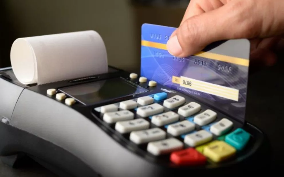 Rige aumento de 70% en el reintegro para compras con tarjeta de débito para jubilados y AUH