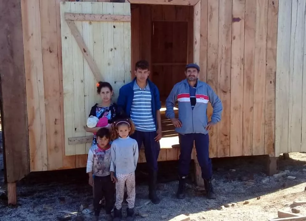 Solidaridad plena en Pozo Azul: construyen viviendas para dos familias que perdieron todo en un incendio
