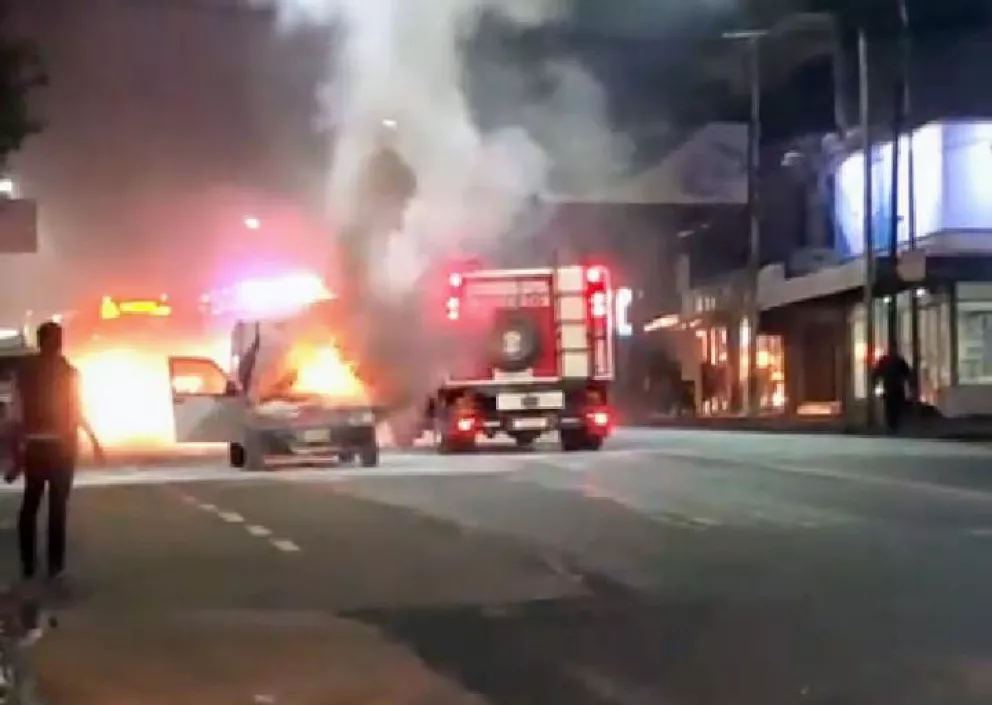 Se le incendió el auto mientras circulaba sobre la avenida Uruguay