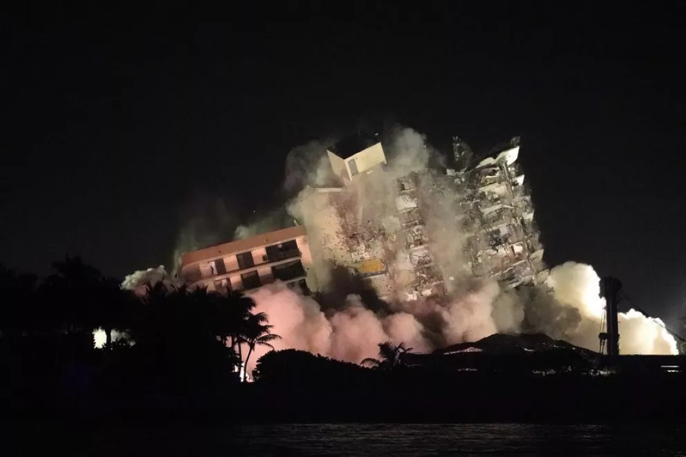 Demolieron los restos del edificio colapsado en Miami