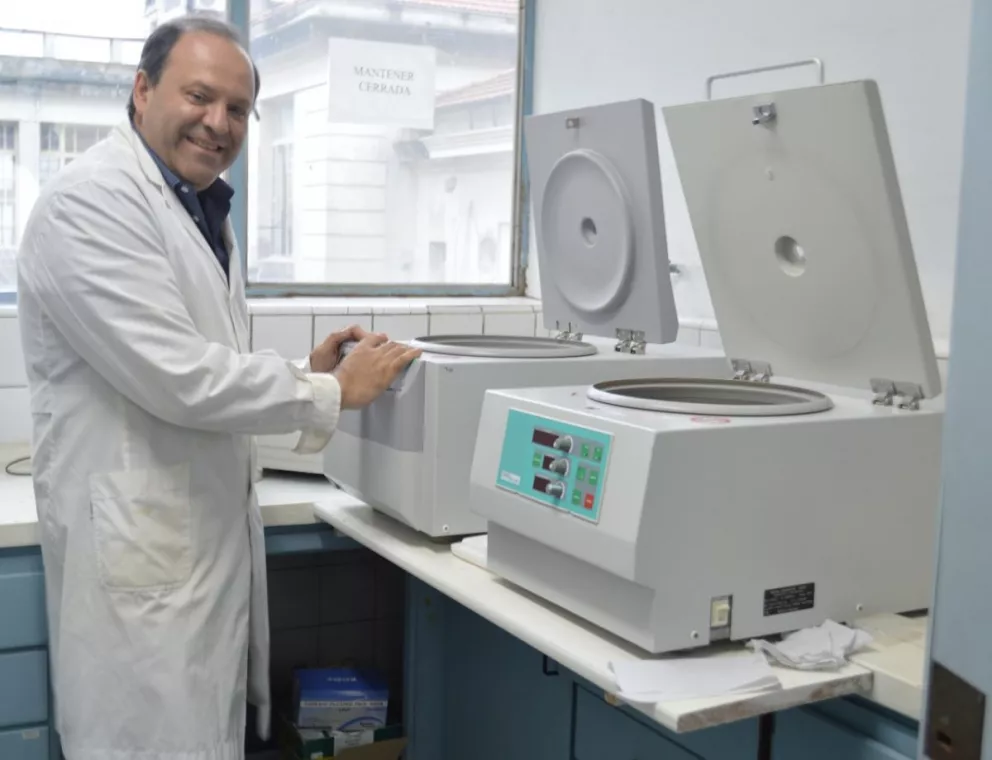 El doctor Docena en el laboratorio de la Universidad Nacional de La Plata.