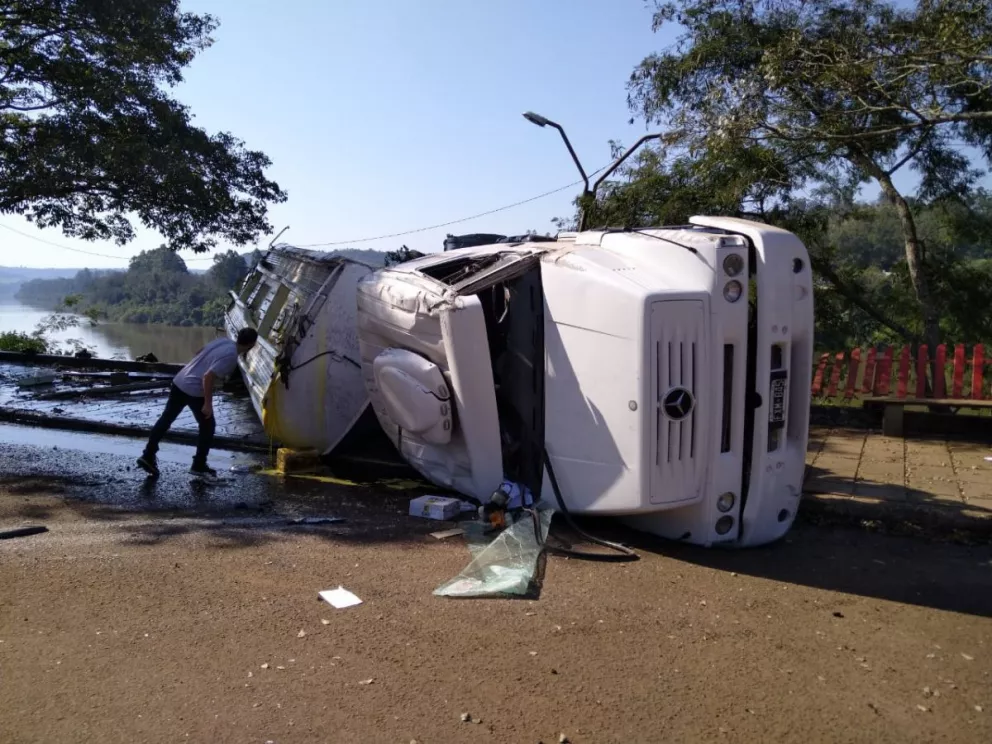 Un camión despistó y por poco no cayó al río Uruguay 